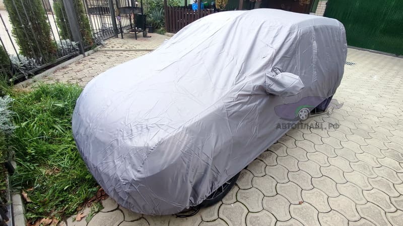 Длинная антенна на крыше авто Renault Sandero прижимается чехлом