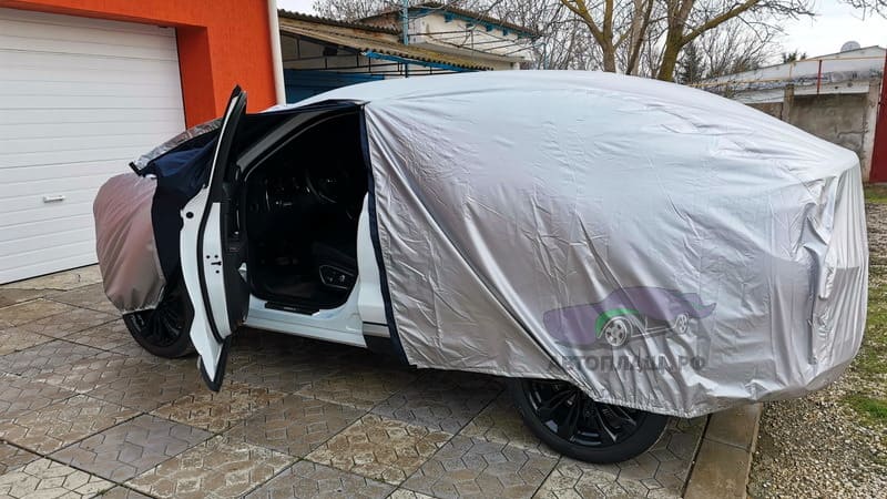 Чехол для кроссовера Geely Tugella вид сзади с открытой дверью